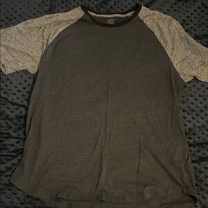 Old Navy Men's Black and Gray Tee